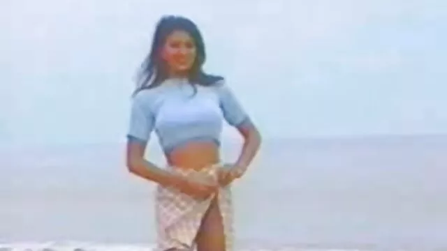 Una chica joven y bonita, después de haber descubierto una impresionante colección de porno sucio en su amado novio, se excita salvajemente con imágenes indecentes y le pide a su amiga que se la arranque exactamente de la misma manera, lo que él porno colombiano en español latino hizo sin vacilaciones innecesarias con un sentimiento frenético.