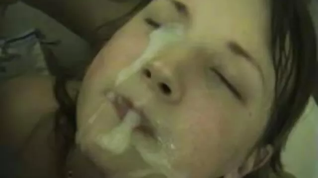 La perra chupa una gran polla durante porno latino full hd mucho tiempo y la deja entrar en su agujero de chocolate