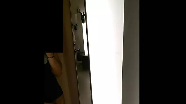 Encuentra un miembro con porno idioma español latino los ojos cerrados y chupa