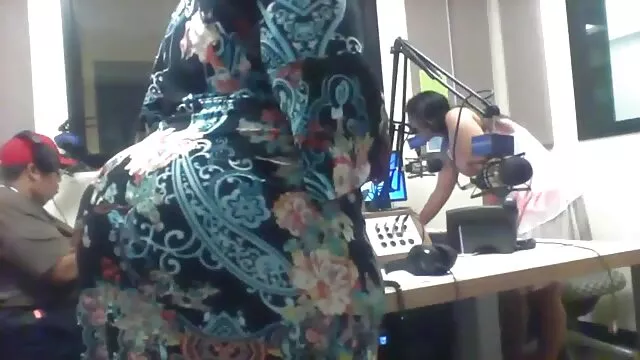 Sexy mucama de chocolate latinasfollando caliente recibe la boca llena de semen