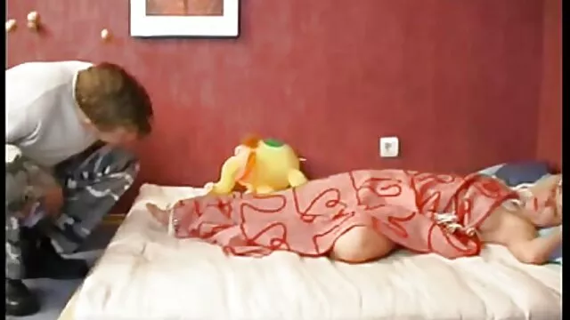 Una joven belleza chupó un pene porno castellano latino durante mucho tiempo