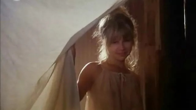¡Oh, cómo le encantan las botas altas, los pantalones cortos de cuero y la porno amateu latino chaqueta! Su amada rubia sabe complacerlo