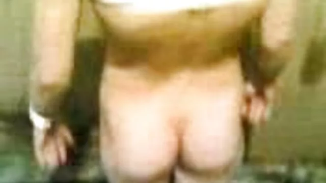 Linda morena divertida se desnuda porno latino argentino ante la cámara