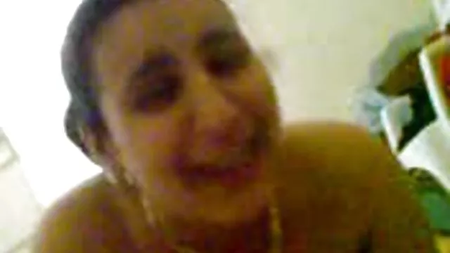 Impresionante videos pornográficos latinos video, el tipo untó el jugoso culo de la rubia y solo sustituyó su polla, la perra agarró el rayo del tipo con su culo, lo metió en ella y comenzó a follarlo.