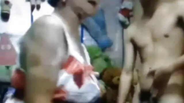 Puta morena tatuada, porn casero latino de enormes tetas, chupa como una aspiradora y folla como un gato loco, pajeándose una polla gorda con sus tetas