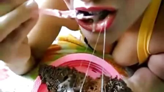 Después de haber excitado al cliente con un striptease porno con audio latino genial, la perra lo llevó a una habitación privada y lo folló duro.