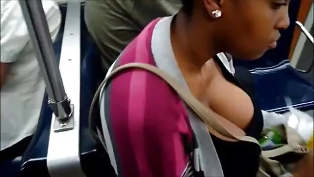 La secretaria juguetea su porno online latino coñito peludo para el jefe, que no está enfermizo de excitación, y se folla duro a la guarra sobre su escritorio.