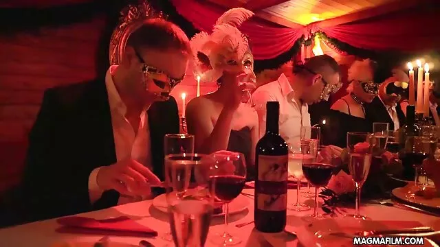 La perra se sienta encima de la video porno latino casero polla y el hombre la golpea