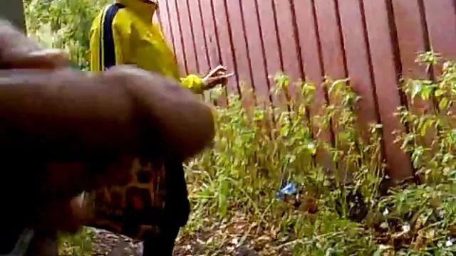 Preciosa morena con medias sexo caliente latino negras se acaricia en el sillón