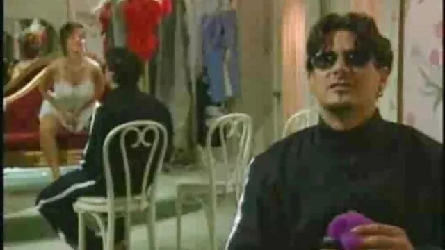 Amigas delgadas con zapatos de moda se congelaron durante un par de segundos en un video amateur latino tierno beso. Después de recuperar el sentido, las mujeres se tumbaron en las baldosas y tuvieron un hermoso sexo lésbico.