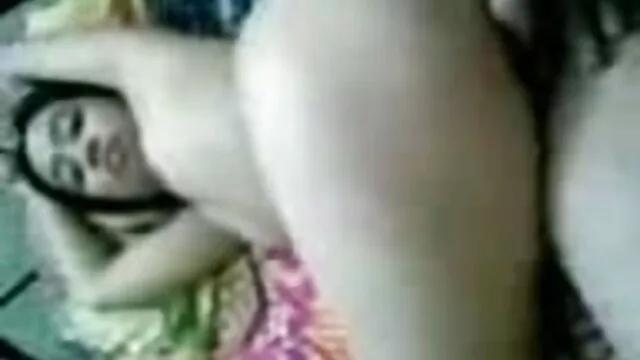 Silvia Lux videos porno en audio latino se masturba y se corre en el sofá