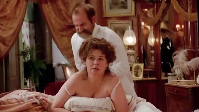 Se puede ver que lleva mucho tiempo practicando la masturbación y sabe llegar porno español latino al éxtasis con el trabajo manual.