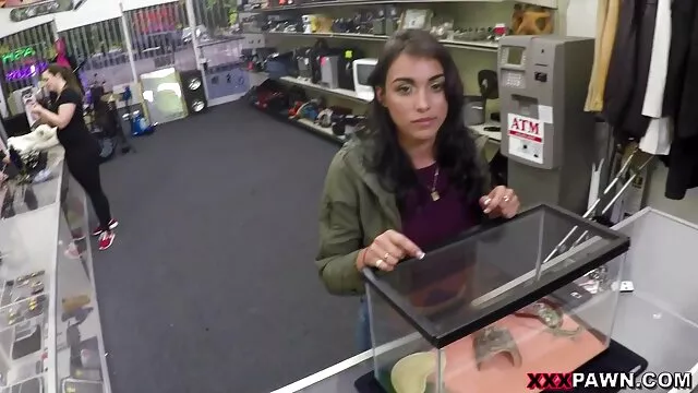 Dos jóvenes lesbianas morenas se follan xxx idioma latino el coño con un consolador doble