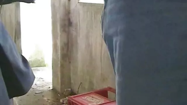 Una jovencita maneja la polla de un motero porno latino chileno gordo