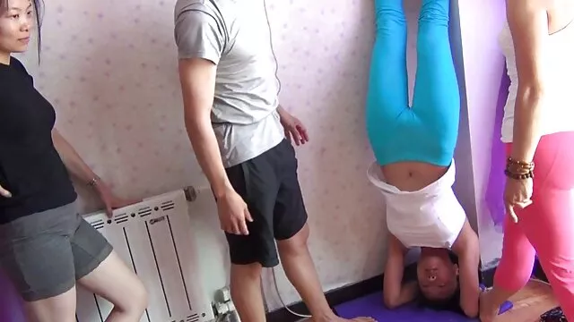 Una joven rubia viste preciosa ropa interior para un chico y folla con él xxx gay latinos español