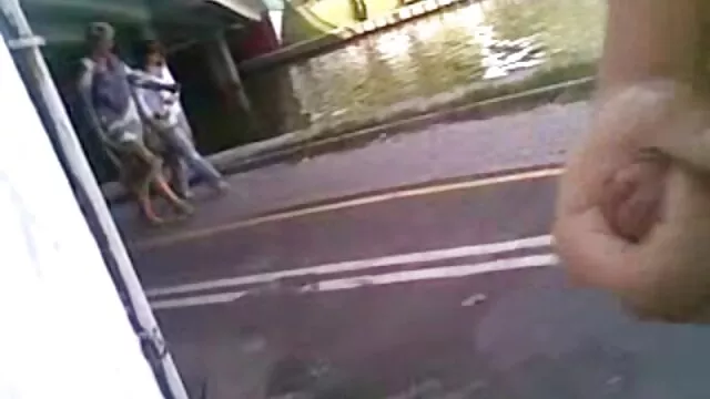 Una perra joven hace una succión en el videos porno con audio latino frío