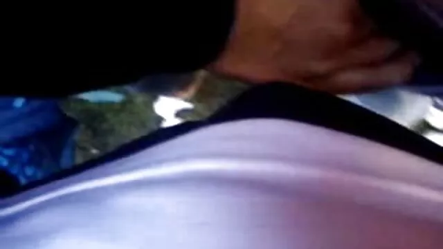 Chica grande se masturba ante la porno con audio latino cámara
