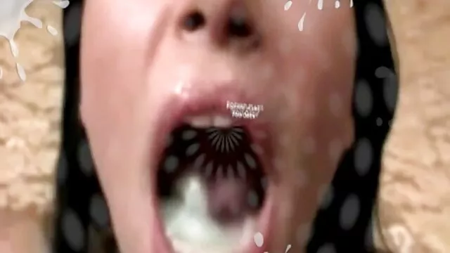 Esta bestia tetona pierde la cabeza de la excitación cuando se pone diferentes medias y leotardos, le encanta meterse estas cosas lesvianas ispanas de nailon en su coño y acariciarse a sí misma.