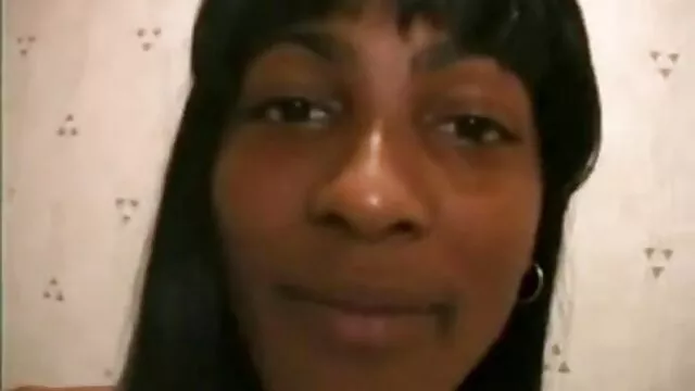 Rubia tiene xxx gay latinos español juguete de 25 centímetros en el coño