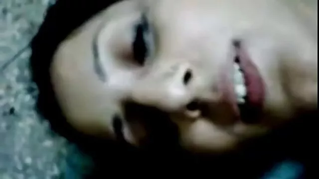 El trabajador de la piscina videos porno xxx en español latino y el entrenador se follan a una morena en dos calzoncillos