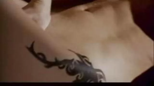 Primero, la belleza incesto latinos mostró sus pequeñas tetas con pezones protuberantes, y luego la puta giró su culo y comenzó a provocar a su semental virtual con sus agujeros calientes y jugosos