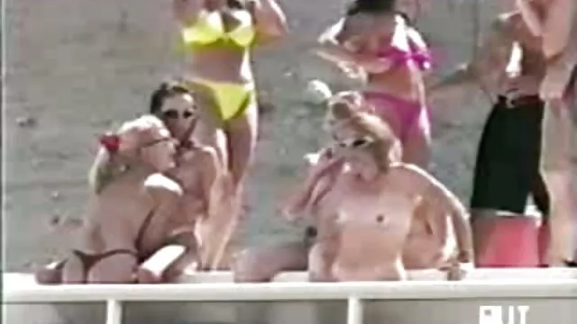 La perra se untó lápiz labial por toda la cara y chupó el porno audio latino pene