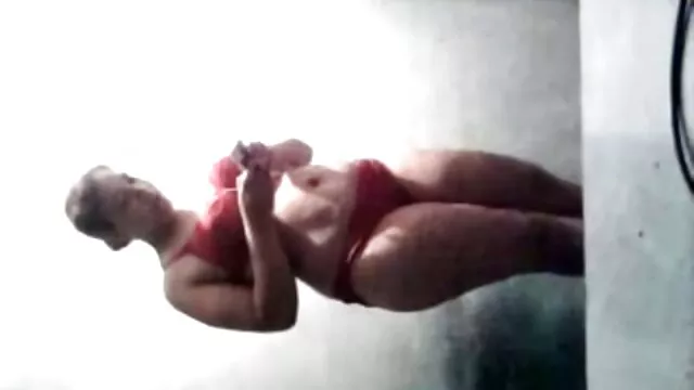 Una escena de porno latino en castellano follada salvaje de una nena tetona y con curvas y su temperamental novio, donde esta jugosa no se hunde mucho en el pene de su amiga, pero donde, como con mucho gusto, se masturba el culo con un consolador grueso.
