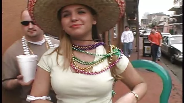 Rubia video sexo latino tetona cabalga una polla gorda