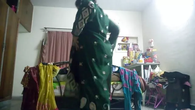 Vista en primera persona, un chico graba un video de cómo se folla porno con audio latino a una novia búho con un culo grande y ancho en el culo, le estira la vagina y el culo con los dedos.