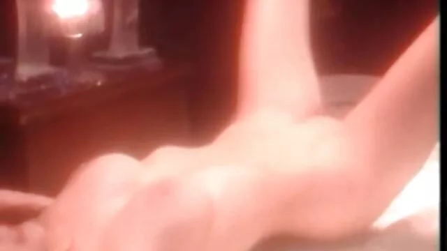 En estado semidesnuda, con medias y bragas negras delgadas, se sentó en el sofá junto al hombre negro, se dejó lamer los pezones y el clítoris y luego abrió las piernas xxxvideoslatinos para recibir en sus brazos a un gran amigo negro.