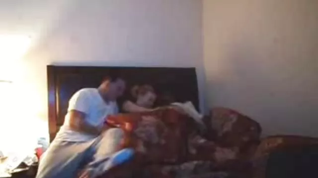 Un tipo con una gran polla se folla suavemente a su amigo porno latino castellano