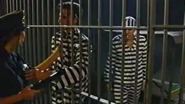 Chica porno latino completo de ébano negra en el baño le hace cosquillas en el clítoris y chupa la polla