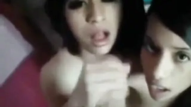 Chica caliente pornolatinoxxx se masturba con fruta