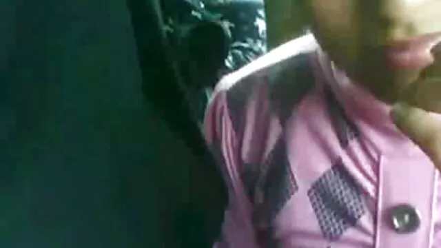 Lamiendo a su novia sexual, le metió el pene en la boca y luego se acercó al videos de sexo español latino culo, lubricandola con aceite.