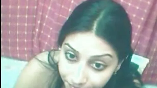 La belleza mimó al chico con una mamada tan temperamental que la continuación latinosxxx no debería ser menos depravada y caliente.