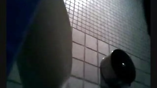 El día de esta rubia empieza con ir al baño, hacer el desayuno y la mamada obligatoria y garganta video porno latino en español profunda de su marido.